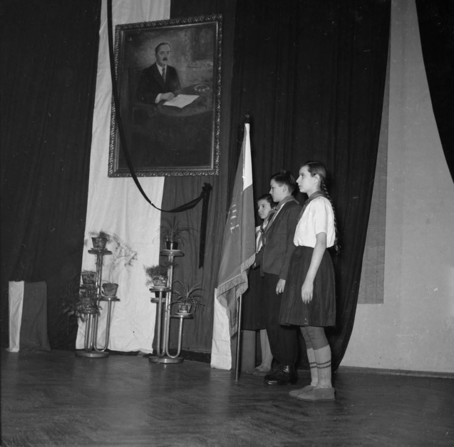 DSCF0964_-Akademia-szkolna-z-okazji-smierci-Boleslawa-Bieruta-1956-r-Duzy