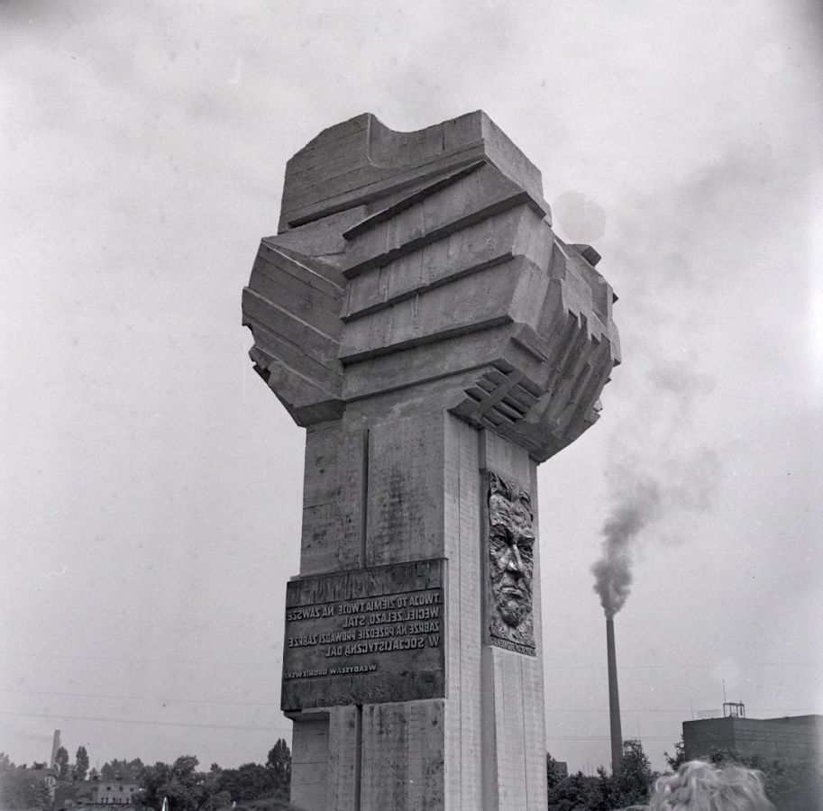 DSCF1045_nieistniejacy-pomnik-Wladyslawa-Broniewskiego-Duzy